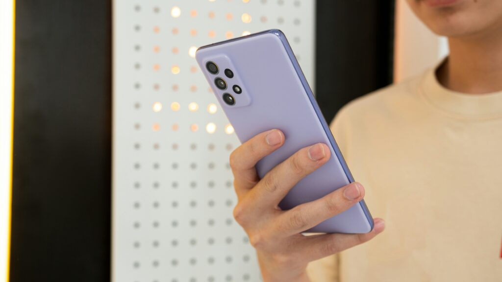 スマホを触る手