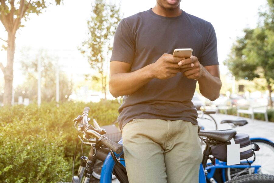 スマホを見る男性