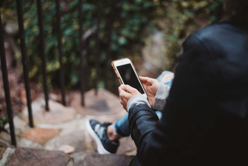 スマホを見る女性