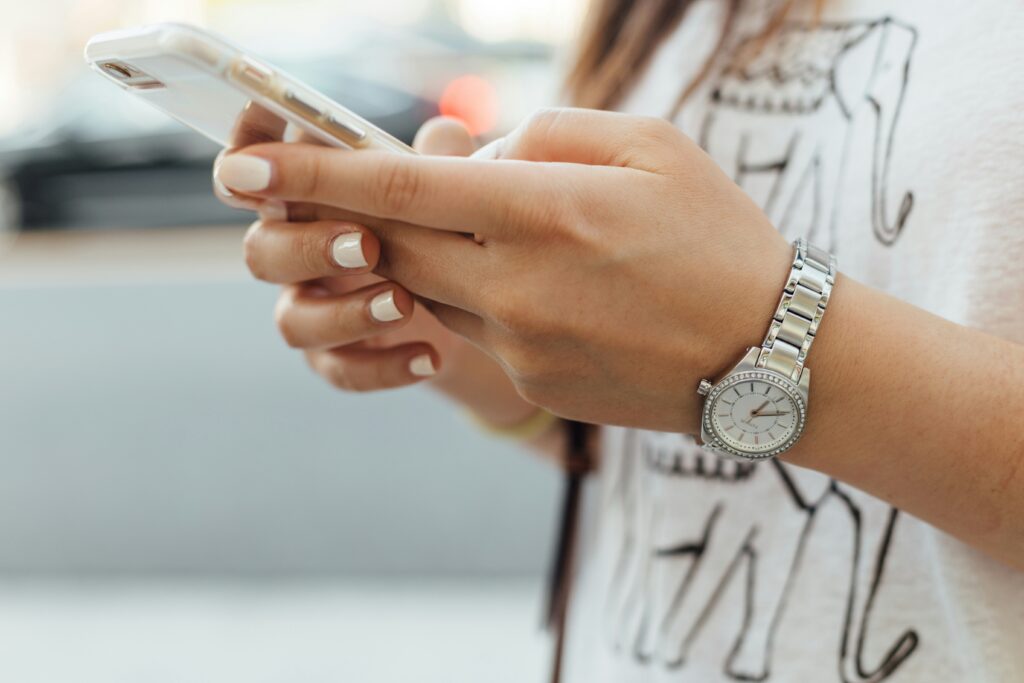 スマホで検索中の女性