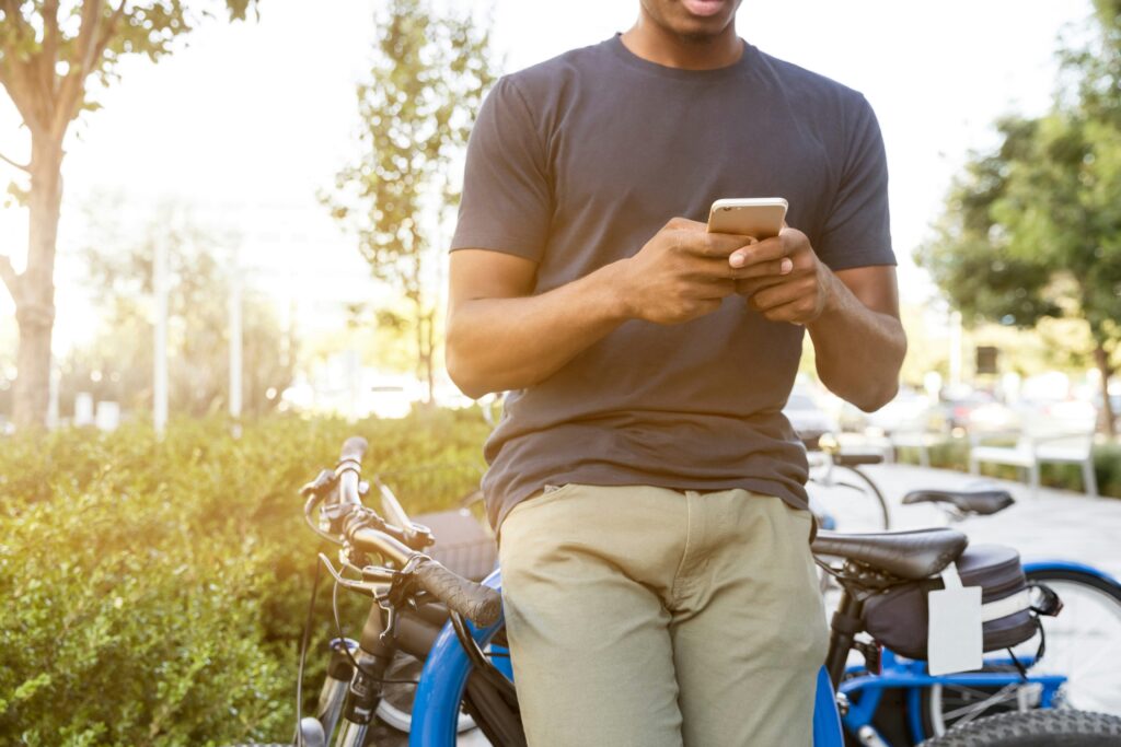 スマホをいじる男性